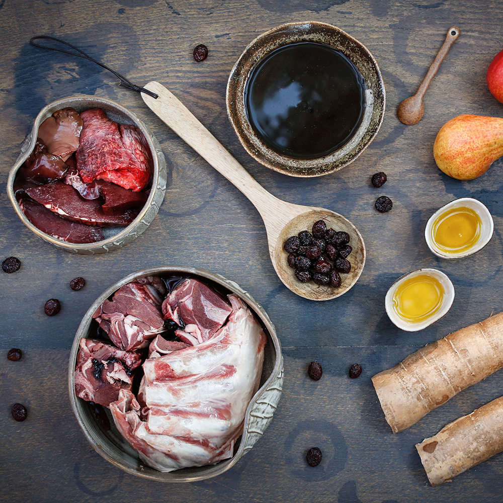 Gefrorener Joghurt, Schwein, Präsentation des Essens, Löffel, Birne