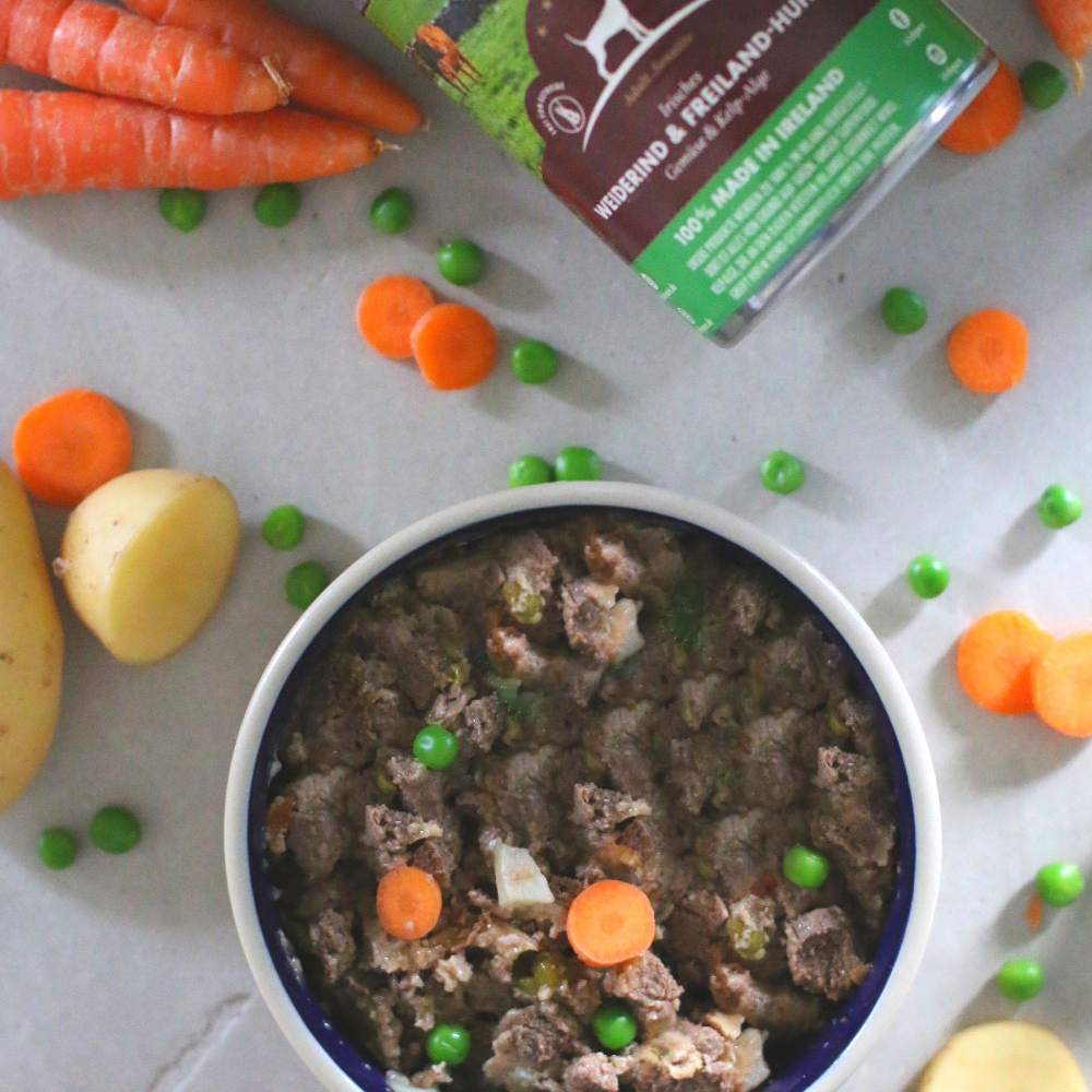 Hundefutter, Fleischfutter, Kleine grüne Erbsen, Karottenstücke, Kartoffelstücke