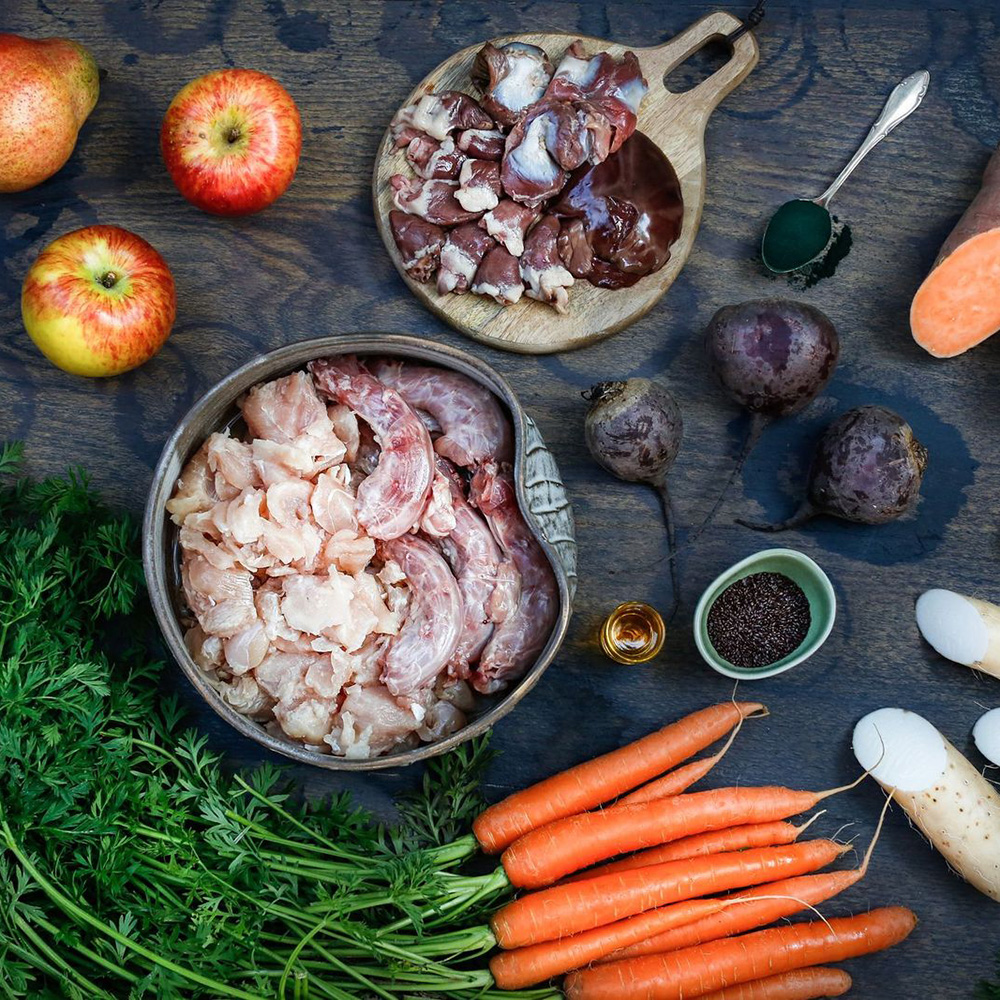 Fleischstücke, Schweinefleisch, Gemüse, Karotten, Beeren/Beeren?