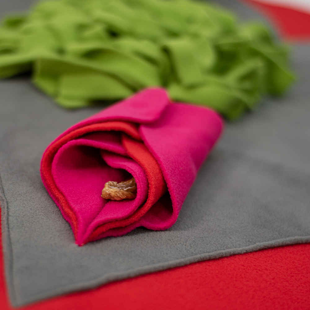 Pinkes Gewebe, Aufgerolltes Gewebe, Fleece, Pinker Saum, Grüne Blätter
