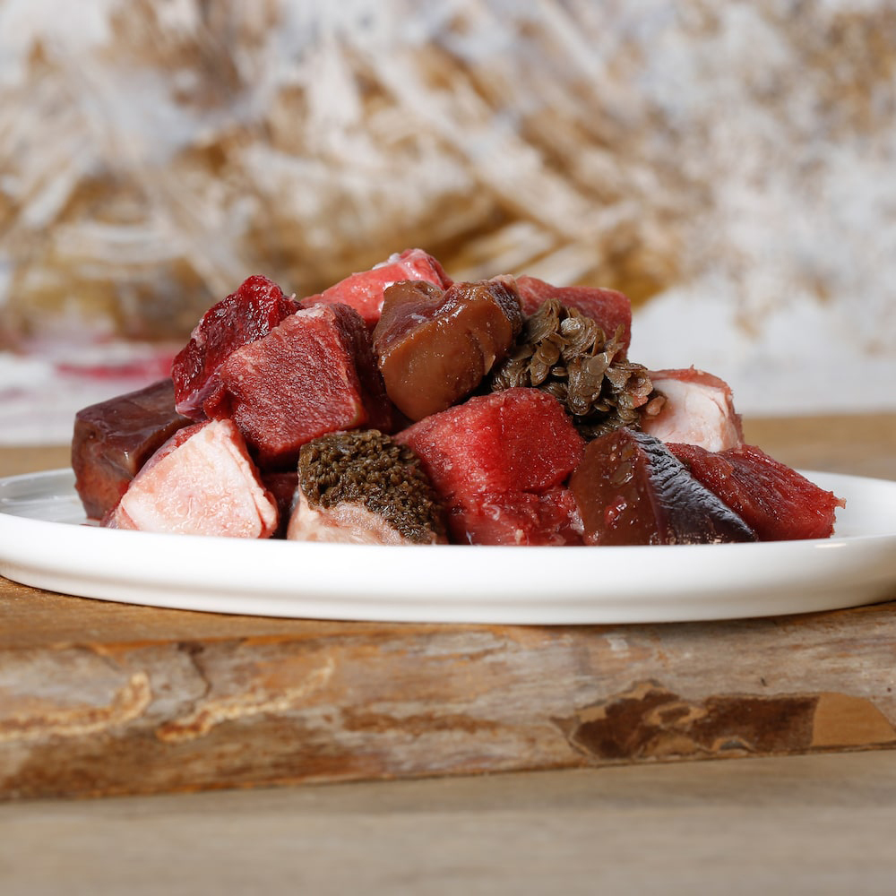 Beefstücke, rohes Fleisch, Suppenfleisch, rotes Fleisch, Teller