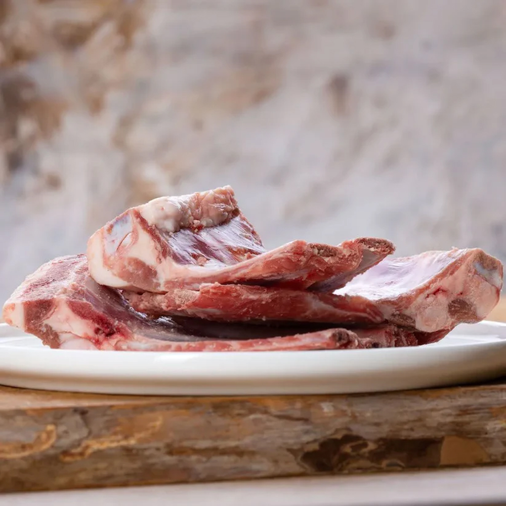 Knochen-incl. Fleisch, Rinderknochen, Rippchen, rotes Fleisch, Plate