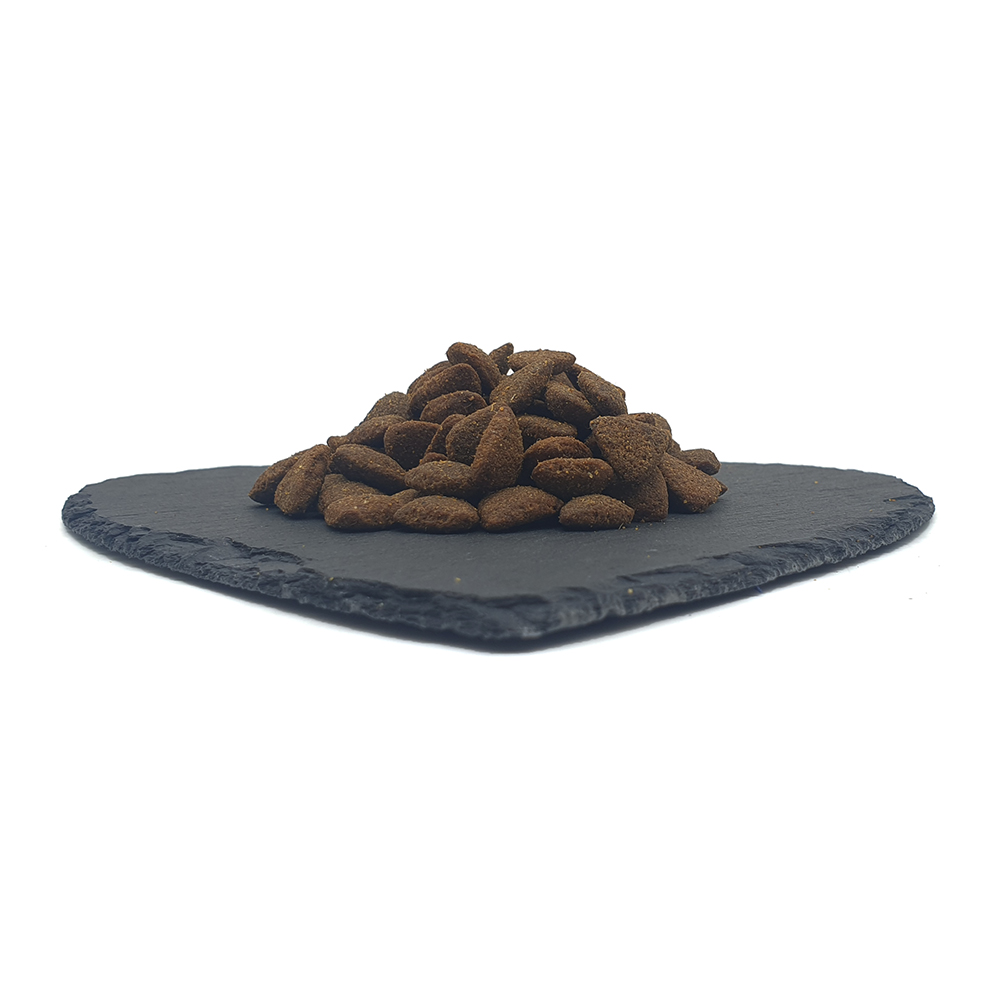 Katzenfutter, Trockennahrung, Hundefutter, Kroketten, Schieferplatte