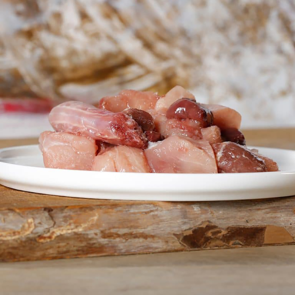 Hühnerfleisch, Rindfleisch, Fleischwürfel, Rosa Fleisch, Teller