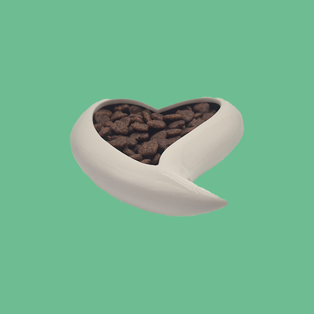 Katzenfutter, Herzformige Schale, Trockenfutter, Katzennapf, braune Pellets