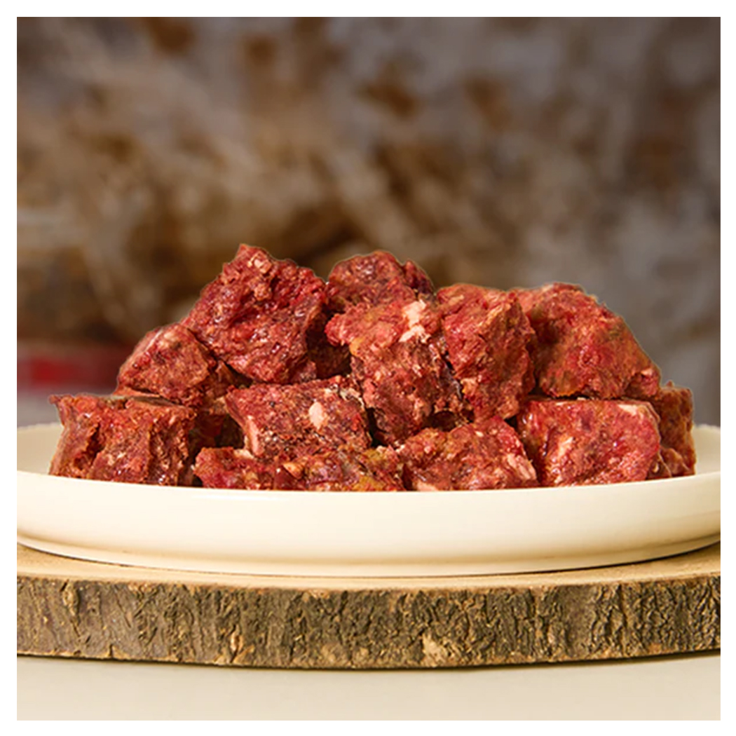 Rindfleischwürfel, Fleischwürfel, roter Fleischwürfel, Snack, Plate