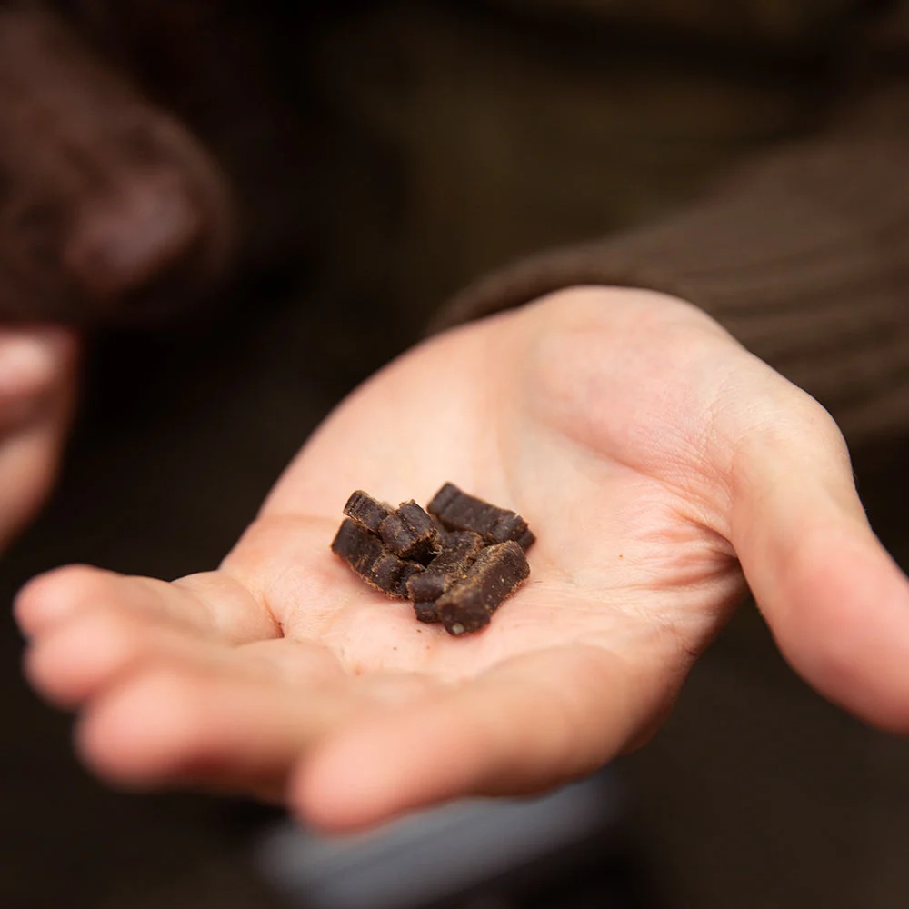 Schokoladenstücke, kleine Stücke, Handheld-Snack, dunkelbraun, Körnigkeit
