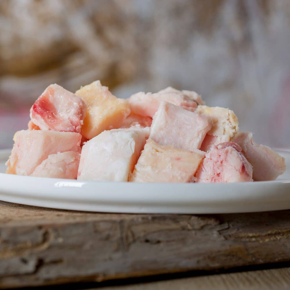 Fleischwürfel, Schweinefleisch, Speckwürfel, rosaweiß, Plate