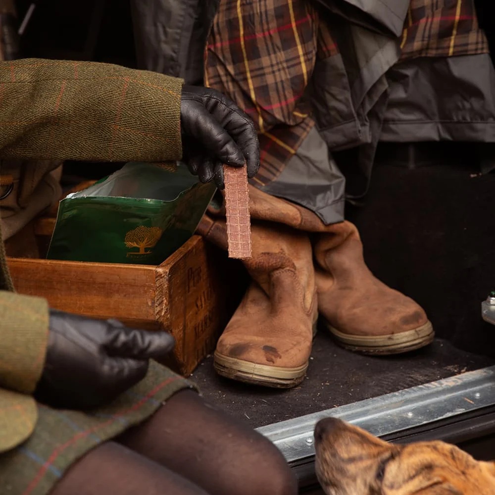 stiefel, handschuhe, holzkiste, ziegel, karierter schal