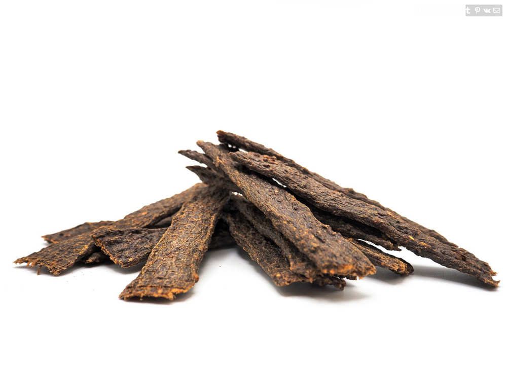Rindern Jerky, getrocknetes Fleisch, Fleischsnack, dünne Streifen, dunkelbraun