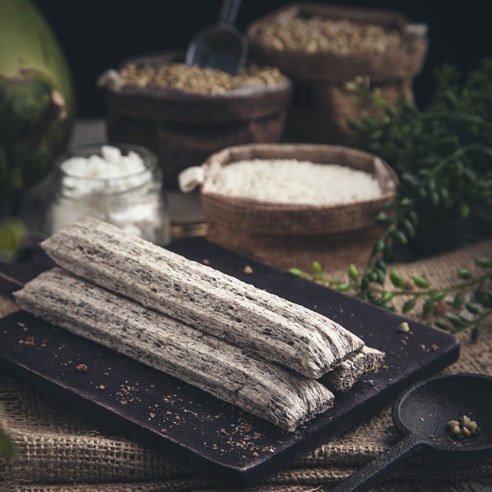 getrocknete Stöcke, Reiswaffel, Kräuter, Küchenzubehör, Holzplatte