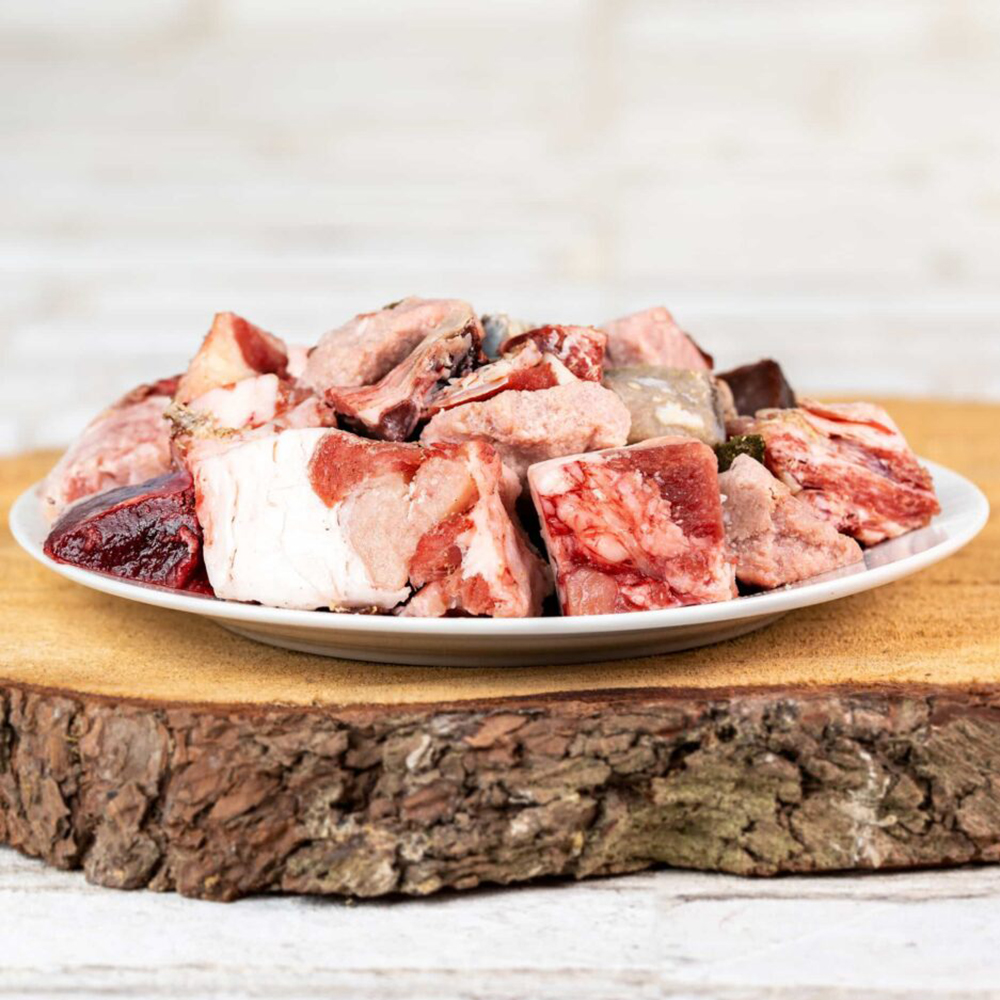 Rindfleischwürfel, Hacks, Fleischplatte, Knochenmark, rotes Fleisch