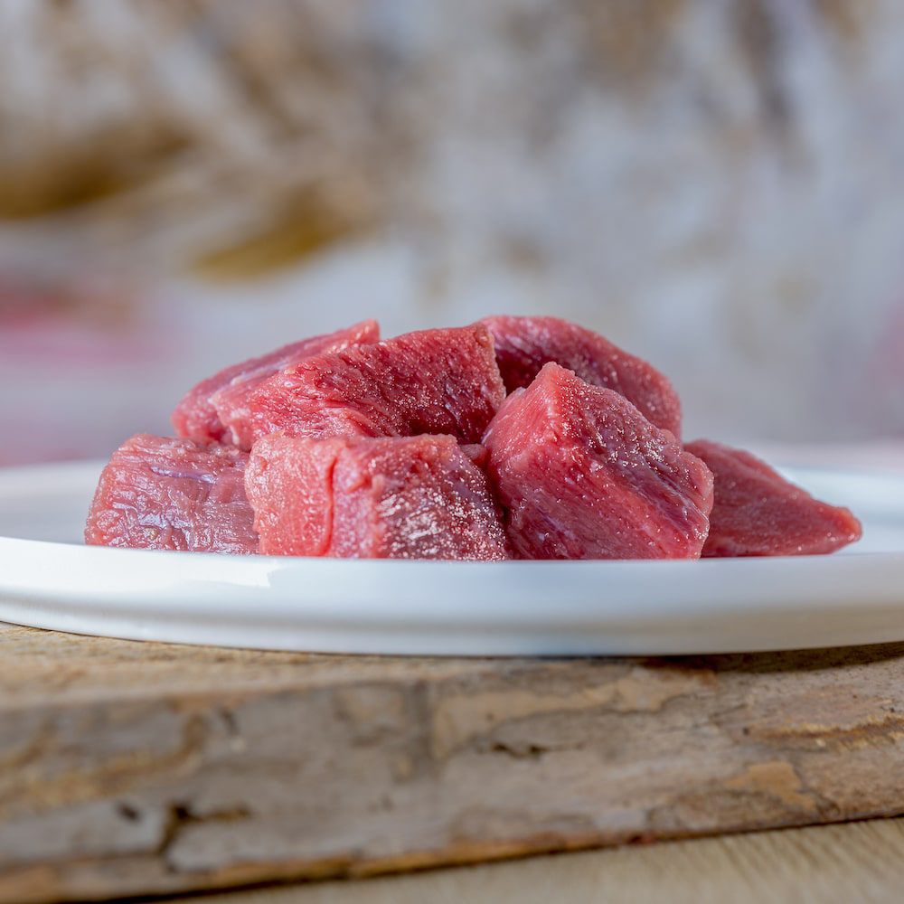 Rindfleisch, Hackfleischwürfel, rotes Fleisch, Speisen-Zutaten, plattenaufgerichtet