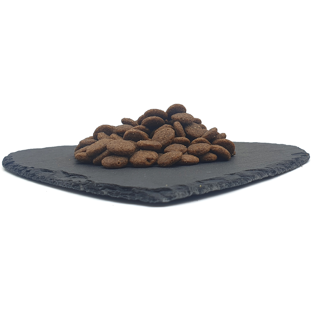 kuchenfutter, pellets, trockensnack, brown, schieferplatte