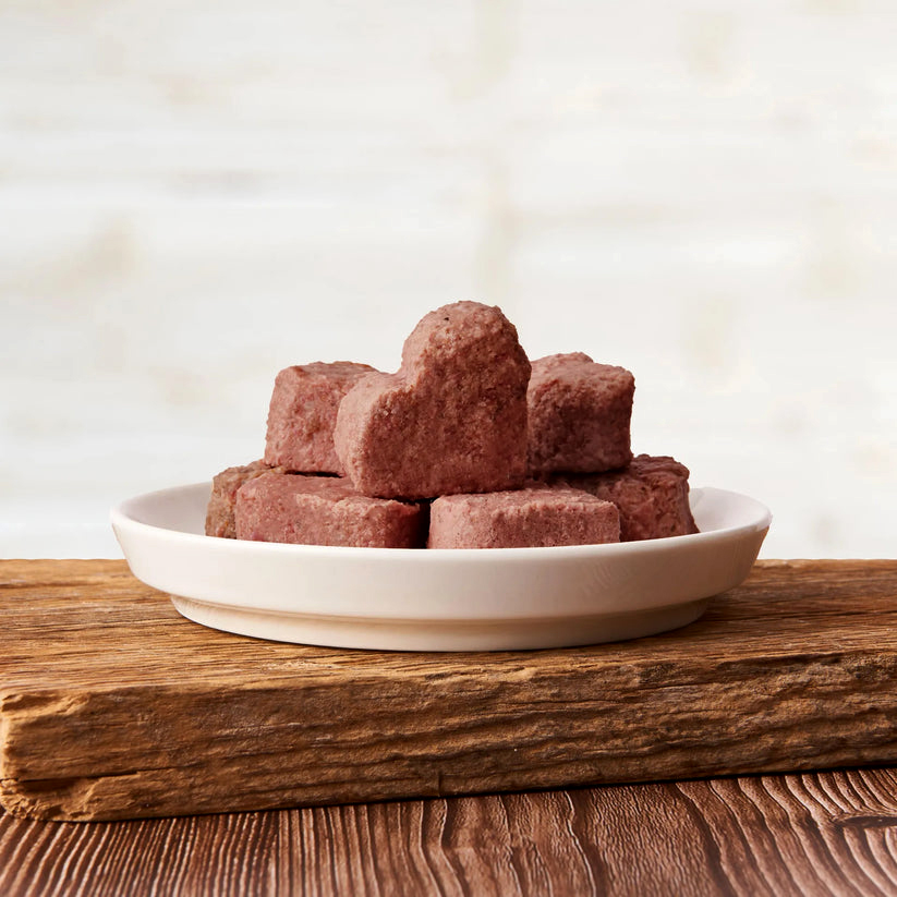 Köfte, Fleischwürfel, Körner?, platte, braun