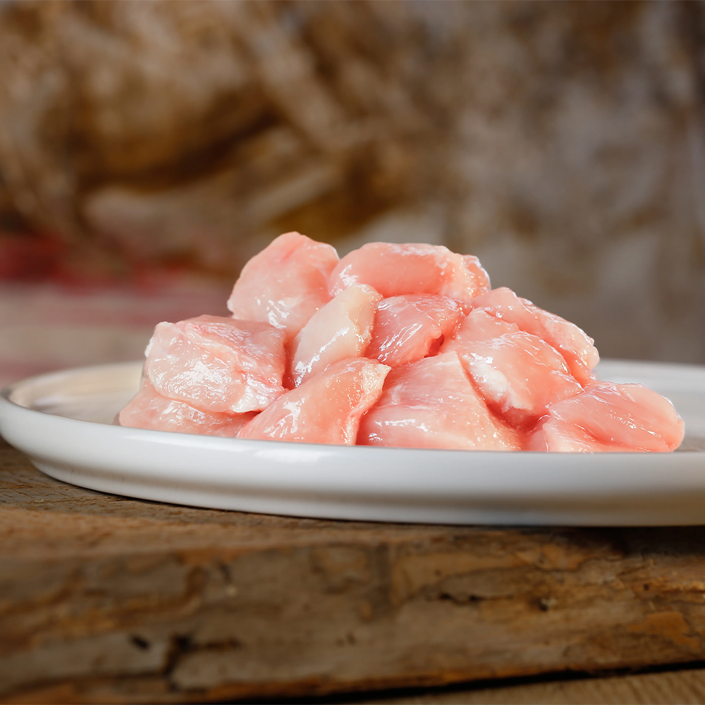 Schweinefleisch, Schweinefleischstücke, rohes Fleisch, rosafarbene Stücke, klein geschnitten