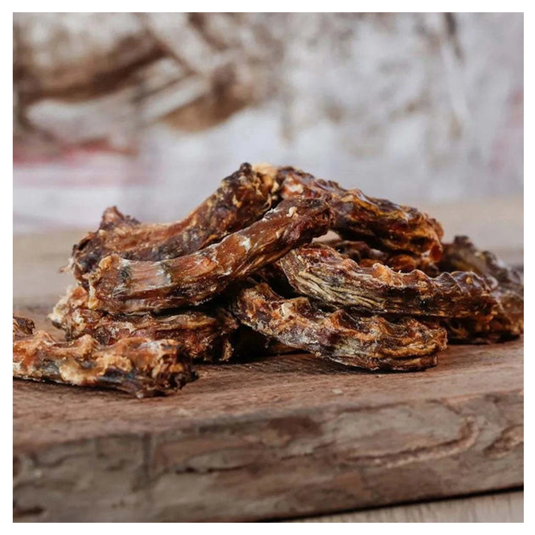 Hundesnack, getrocknetes Fleisch, braune Stücke, Naturkauartikel