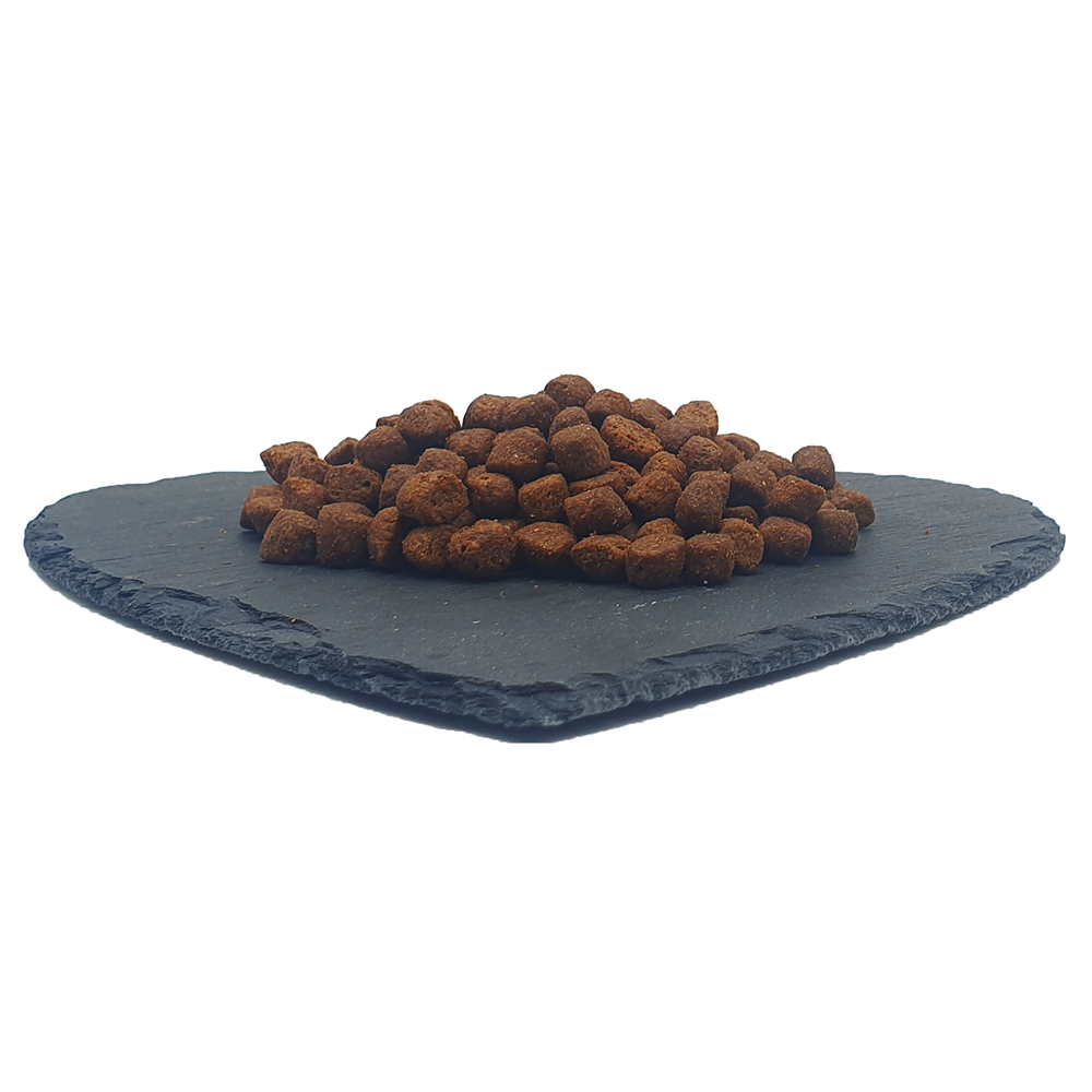 Katzentrockenfutter, Köstliches Futter, Kleine Kroketten, Tiernahrung, Schieferplatte
